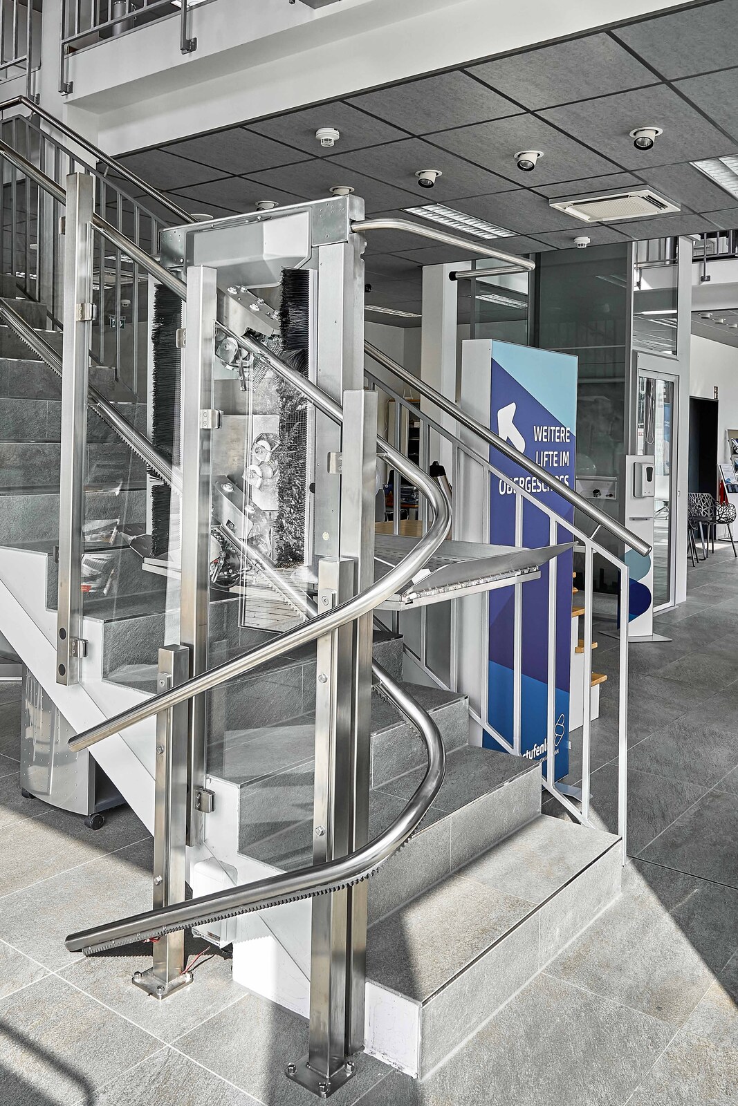 lifzentrum karlsruhe rollstuhllift innen