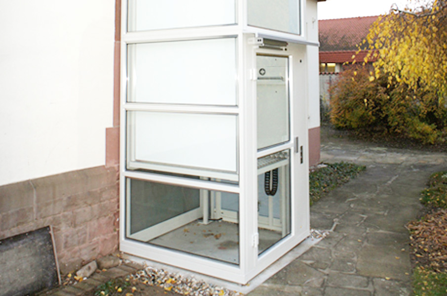 der kleinaufzug ziert die fassade